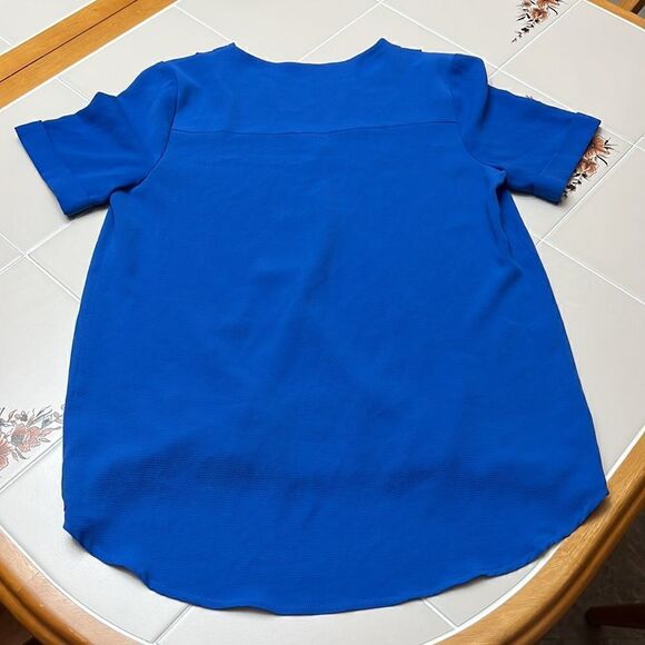 ButtonsāShortāSleeveĀ Blouseā - Picture 3 of 3